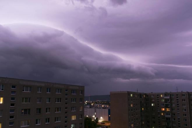 Vysoke teploty na juhu a burky na severe Vystrahy su v platnosti aj v nedelu