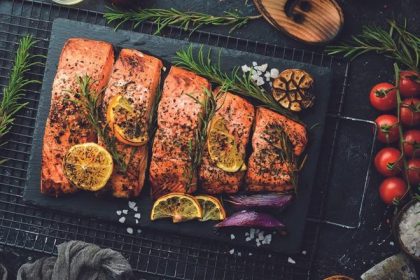 grilovacia sezona krehky losos chrumkava zelenina a stavnat maso