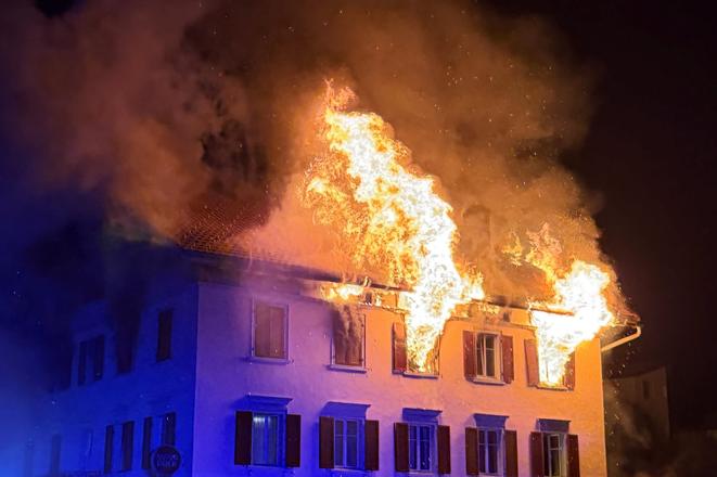 pri poziari v byttovom dome vo svajciarskom meste thusis prisli o zivot dvaja ludia