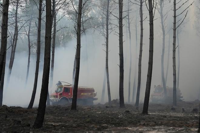 tisice evakuovali pre poziare v turecku a vo francuzsku atny su v pohotovosti