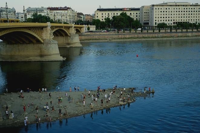 v Madarsku povolili horucavy zrusili mimoriadne opatrenia