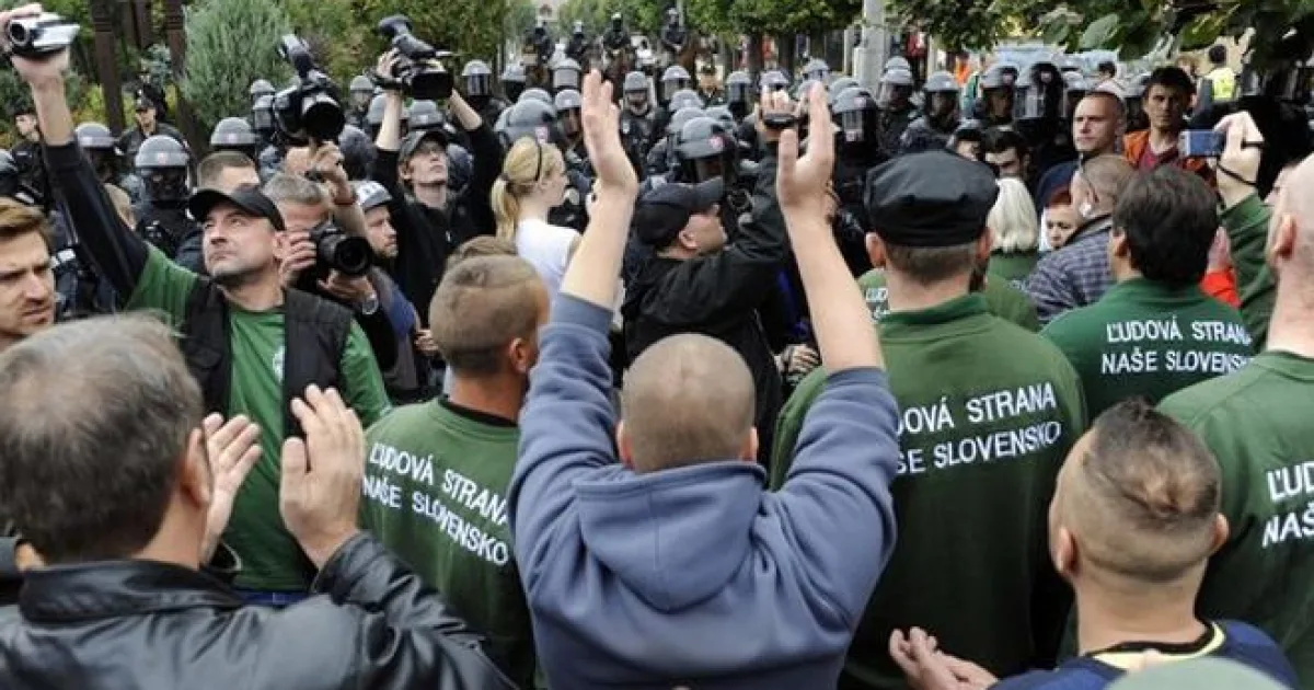 Algoritmus sám o sebe z nikoho fašistu nespraví, ide o zložitejší proces.