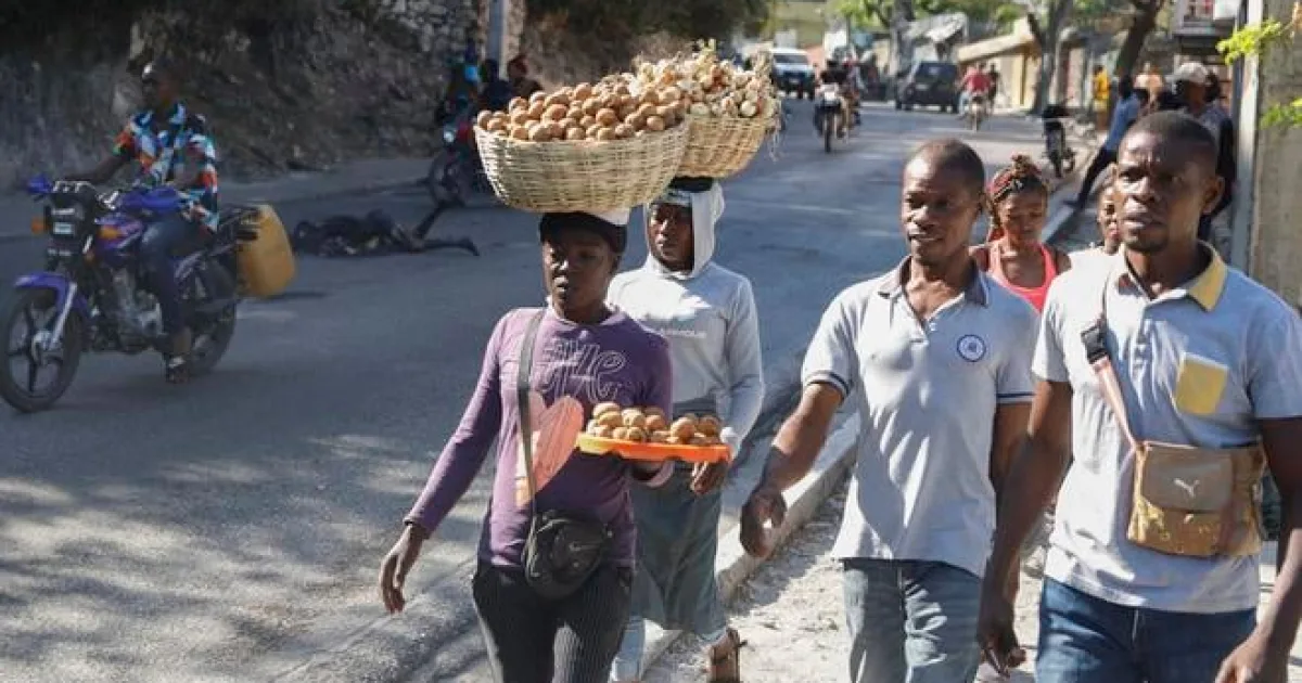 BR OSN o pol roka predĺžila mandát misie proti gangom na Haiti