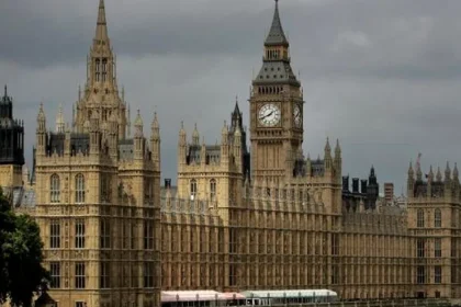 Británia ponúka Fínsku a ďalším krajinám JEF jadrový dáždnik