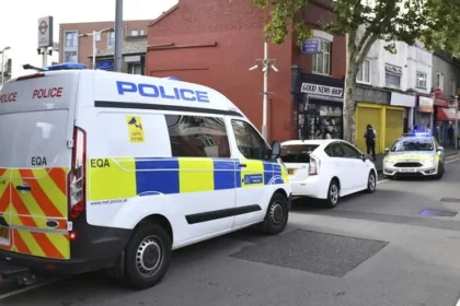 Britské úrady zadržali pri rozsiahlej policajnej razii 17 ľudí