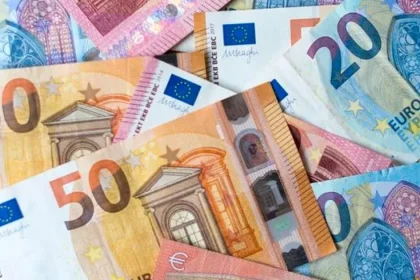 Britskí právnici: Slovensko má pravidlá o platoch prísnejšie než smernica EÚ