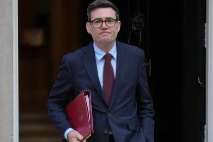 Britský premiér je pripravený urobiť ťažké rozhodnutia na udržanie ekonomiky