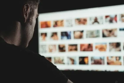 Britský regulátor preveruje, či Pornhub dostatočne overuje vek používateľov