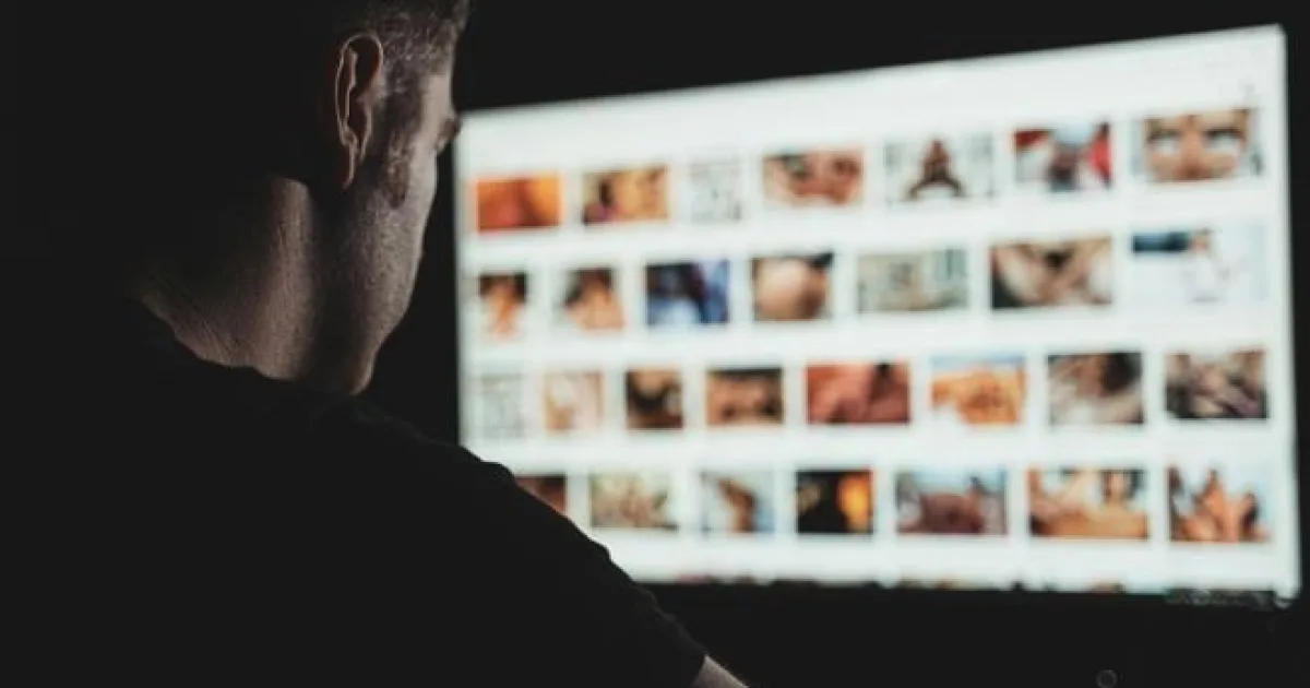 Britský regulátor preveruje, či Pornhub dostatočne overuje vek používateľov