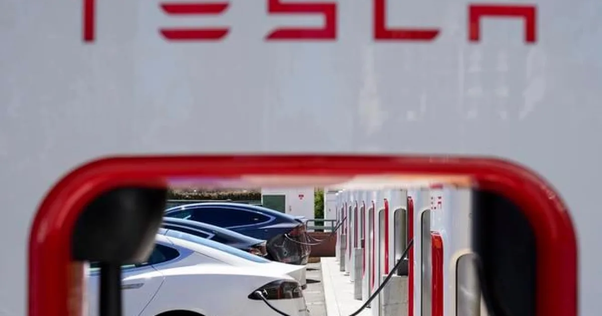 Česko schválilo jazdu autonómnych áut Tesla so supervíziou vodiča.