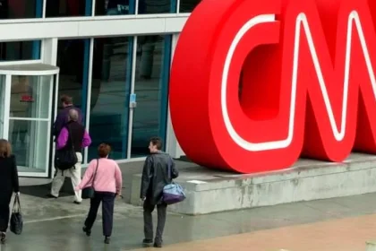 CNN, MS NOW a Politico žalujú Trumpa za zákaz vstupu do Bieleho domu