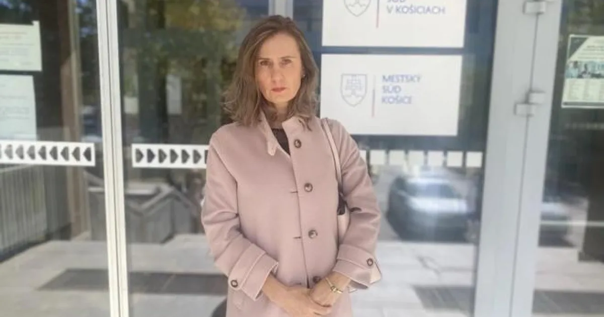 Dcéra 7 rokov nevidená, čakala na súd. Otec odpovedal AI fotkou s kosákom a kladivom