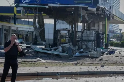 Dronový útok zasiahol v Kyjeve čerpaciu stanicu