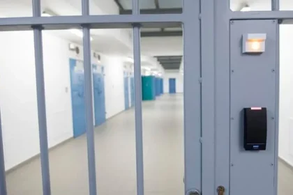 Dvaja tínedžeri sú obvinení z prípravy úkladnej vraždy, zostávajú vo väzbe