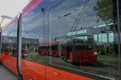 Električku na Zlatých pieskoch poškodil neznámy páchateľ, prípadom sa zaoberá polícia