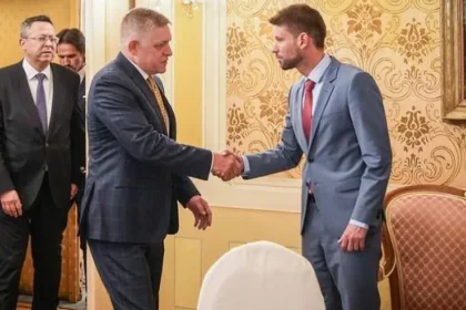 Fico straší vojnou, opozícia hľadá tému, do volieb rok