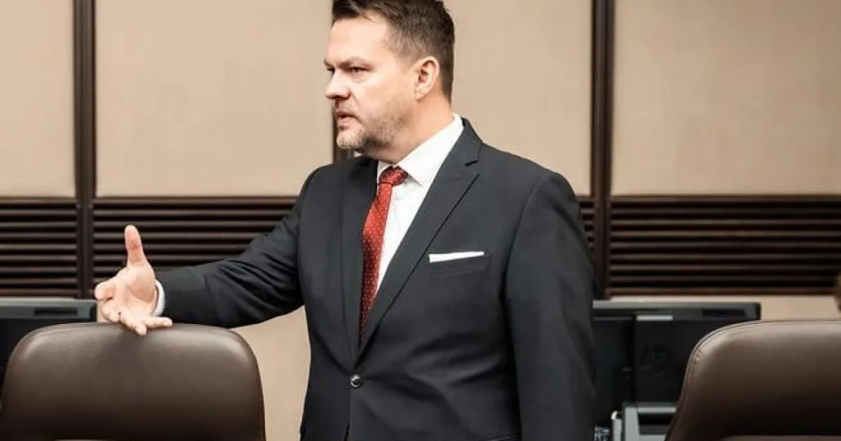 Ficova vláda zvažuje zrušenie dvoch ministerstiev a zisk miliónov
