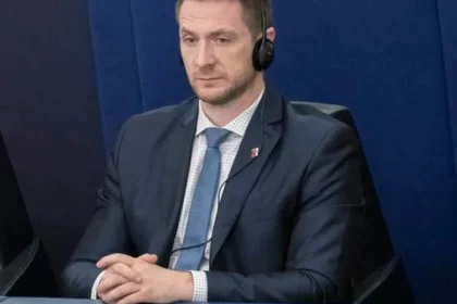 Ficove politické zlyhania stoja za ziskom Republiky