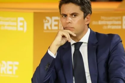 Francúzsky expremiér Attal chce kandidovať za prezidenta, voličov pozýva na pivo