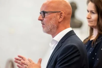 Gröhling kritizoval Danka za ústupky Ficovi a otvorenie schôdze