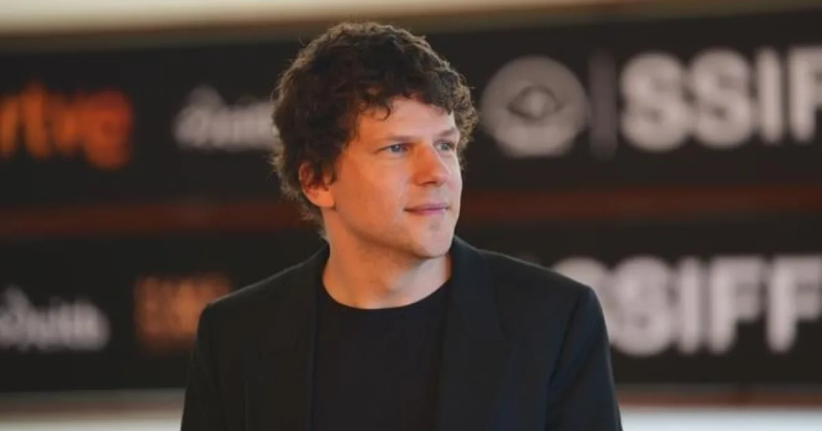 Jesse Eisenberg: Terapeut mi vraví, že nemusím zomrieť. Ja však viem, že trpieť treba