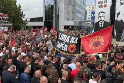 Kosovo čaká verdikt v procese s exprezidentom Thacim, tisíce ľudí protestovali