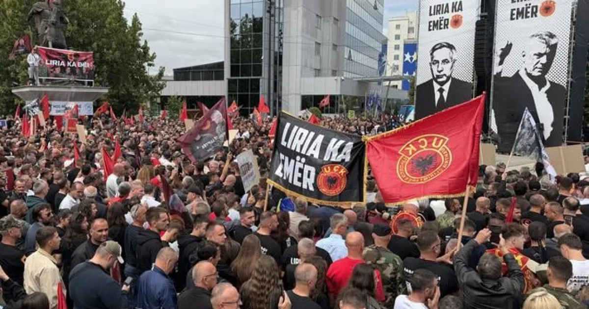 Kosovo čaká verdikt v procese s exprezidentom Thacim, tisíce ľudí protestovali