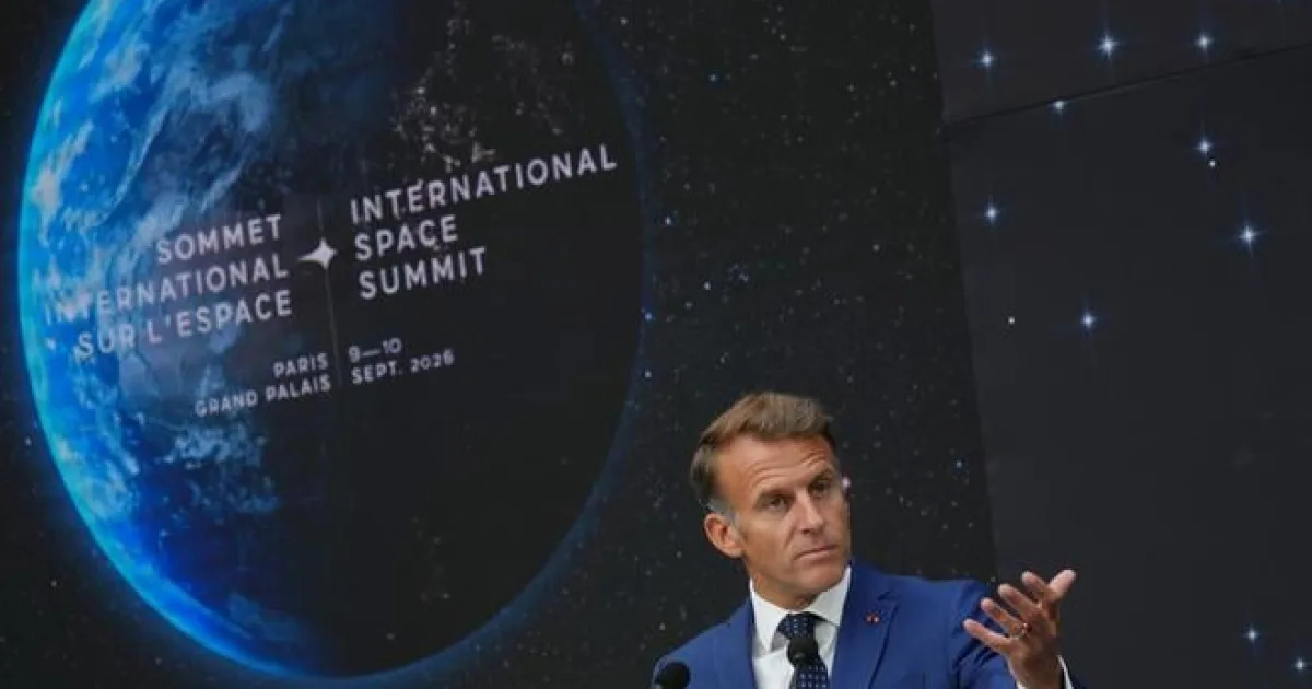Macron chce európsky program pilotovaných letov