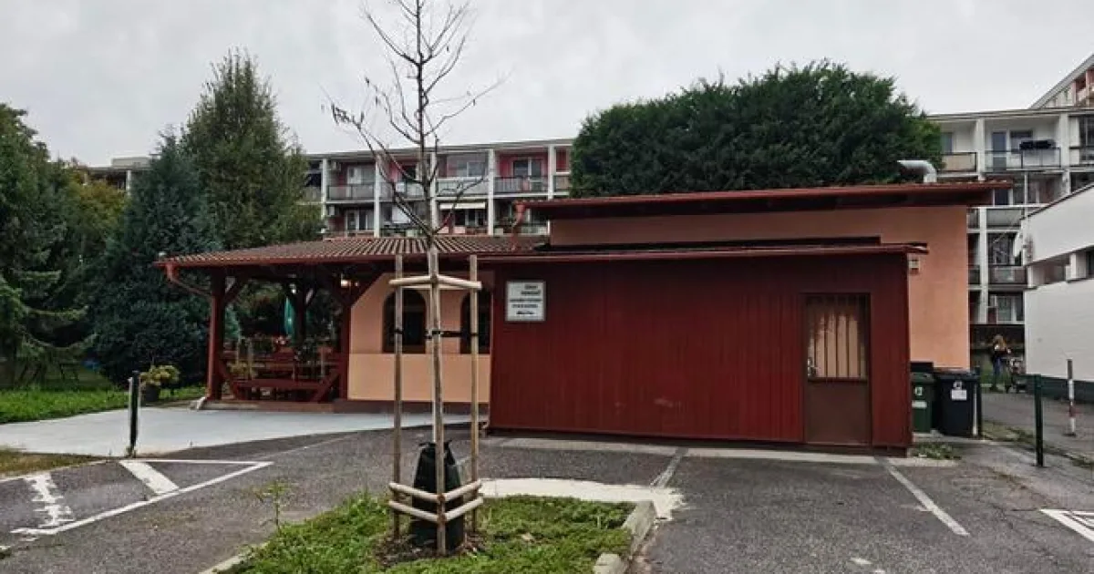 Majiteľ nereagoval. V Ružinove začali proces odstraňovania čiernej stavby