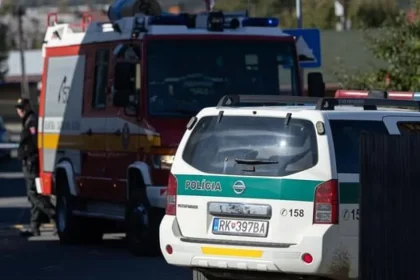 Maloletý útočník zo Staškova je v detenčnom ústave, stav žiačky je stále veľmi vážny