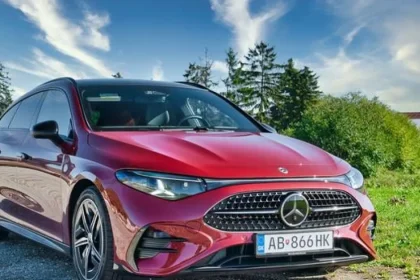 Mercedes-Benz CLA 200 kombi je štýlový, no občas zbytočne okázalý