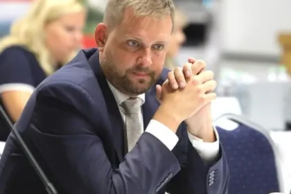 Minister má počas dlhodobej PN dočasne uvoľnené miesto štátneho tajomníka
