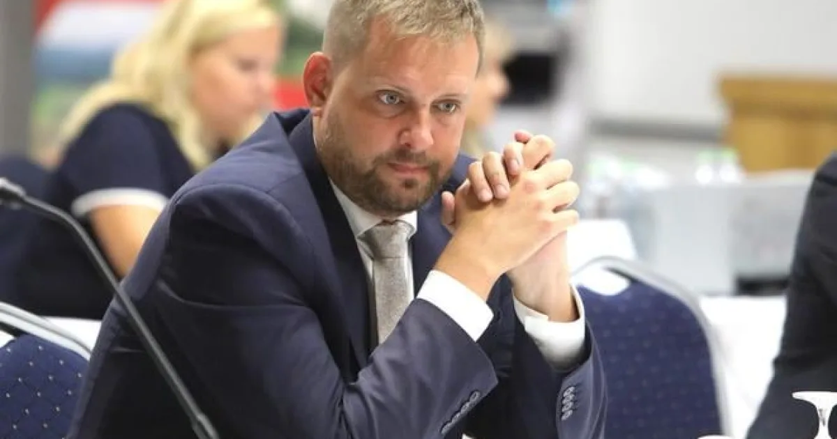 Minister má počas dlhodobej PN dočasne uvoľnené miesto štátneho tajomníka