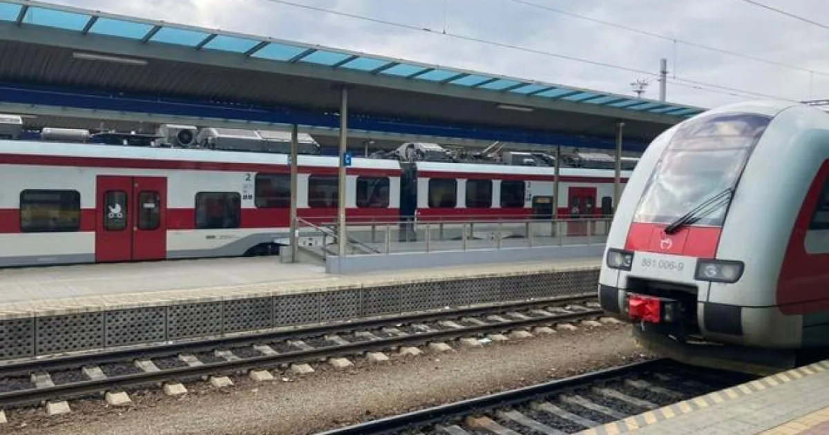Ministerstvo dopravy zvažuje zníženie veku pre príplatok za lístok vo vlaku