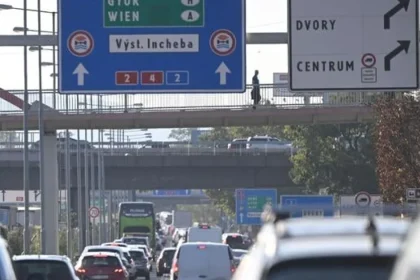 Na moste Lanfranconi sa zrazilo päť áut, v smere do Stupavy sa tvoria kolóny.
