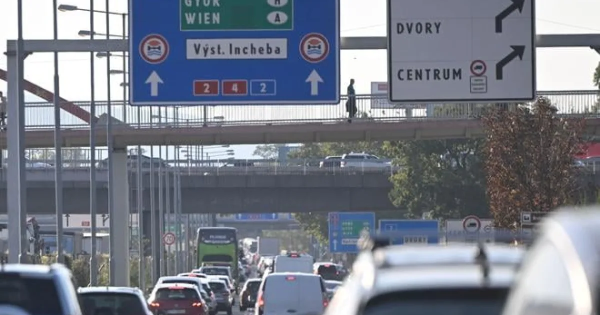 Na moste Lanfranconi sa zrazilo päť áut, v smere do Stupavy sa tvoria kolóny.