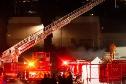 Na predmestí Los Angeles spadol vrtuľník, tri obete
