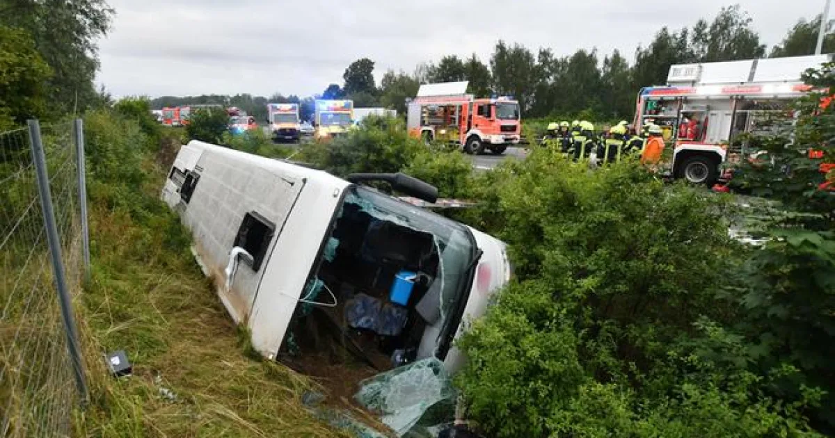 Nehoda turistického autobusu vo Švajčiarsku si vyžiadala niekoľko obetí