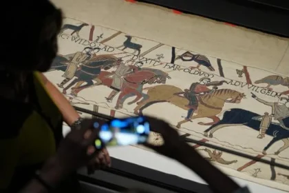 Nevidiaci muž žaluje Britské múzeum za chýbajúcich audiosprievodcov