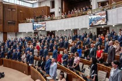 Opozičné strany: Vláda namiesto podpory ekonomiky spôsobila chaos vo firmách a školách