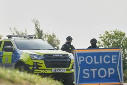 Päť mužov zadržaných pri britskej základni Fairford prepustili na kauciu