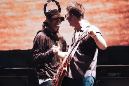 Po 15 rokoch nepriateľmi. Liam a Noel spolu, film o Oasis mapuje návrat