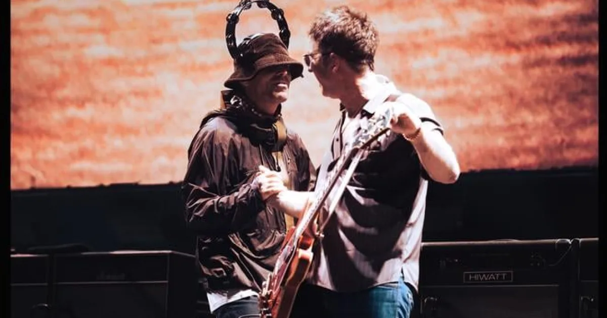 Po 15 rokoch nepriateľmi. Liam a Noel spolu, film o Oasis mapuje návrat