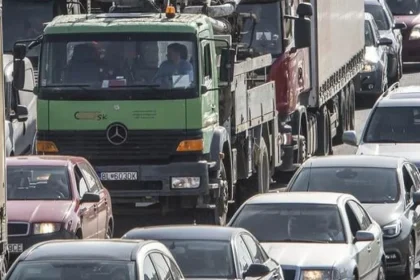 Pred Stupavou smerom do Bratislavy sa na diaľnici vytvára hodinové zdržanie