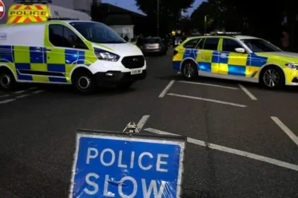 Pri americkej základni v Británii evakuovali domy, polícia zatkla viacero mužov