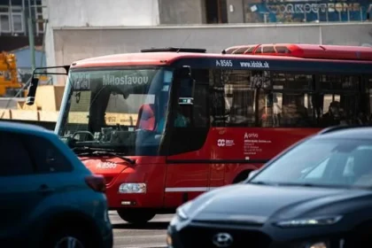 Regionálne samosprávy zvažujú zníženie cien autobusových lístkov