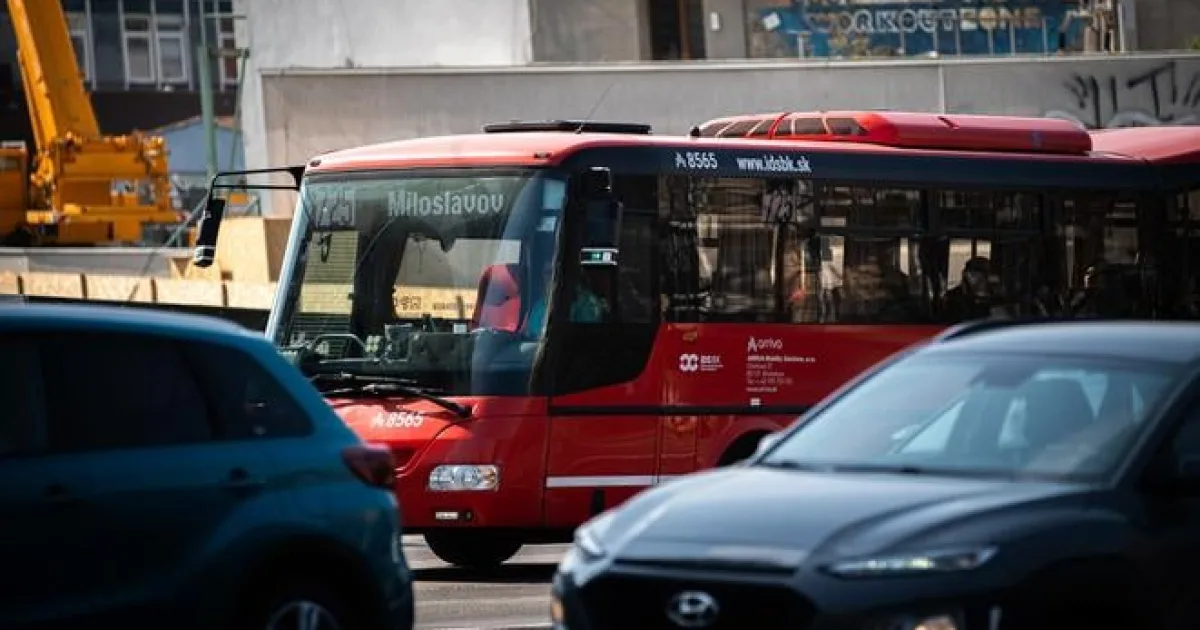 Regionálne samosprávy zvažujú zníženie cien autobusových lístkov