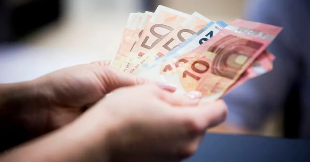 Slováci si pri nedostatku peňazí najčastejšie pomáhajú v rodine