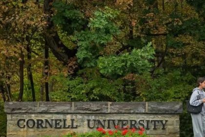 Študentka žaluje Cornell za krytie hromadného znásilnenia