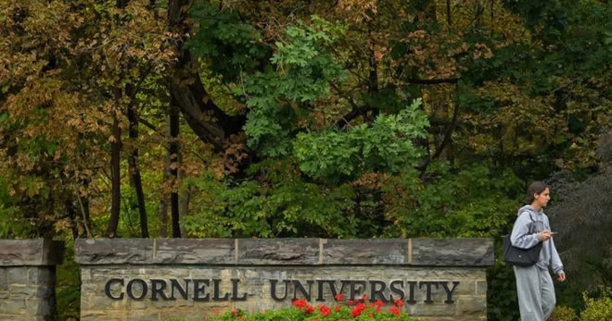 Študentka žaluje Cornell za krytie hromadného znásilnenia